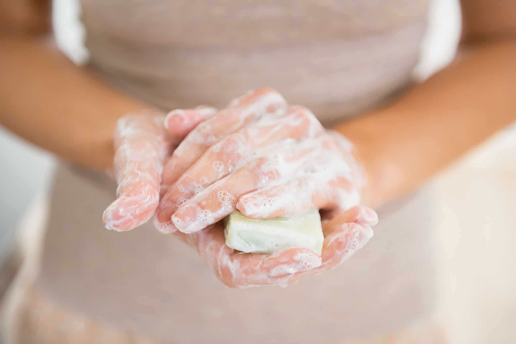 Мыло в жизни человека. Мыло для рук. Мылить руки. Женские руки с мылом. Мытье мылом.